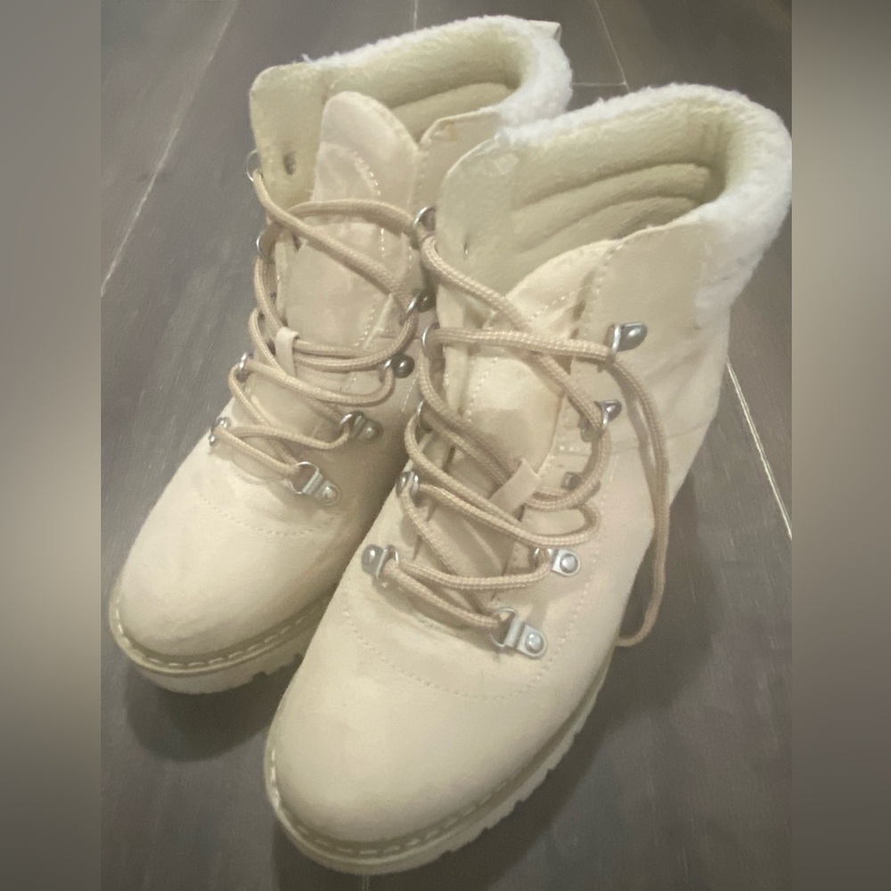 Kohl's Beige Lace-Up Winter Boots